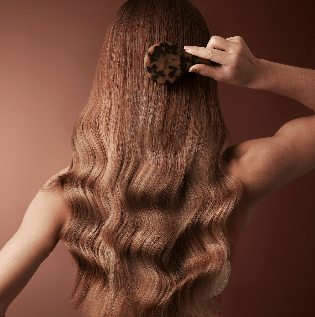 Modelo com The Hair Oil Light da Theoric
